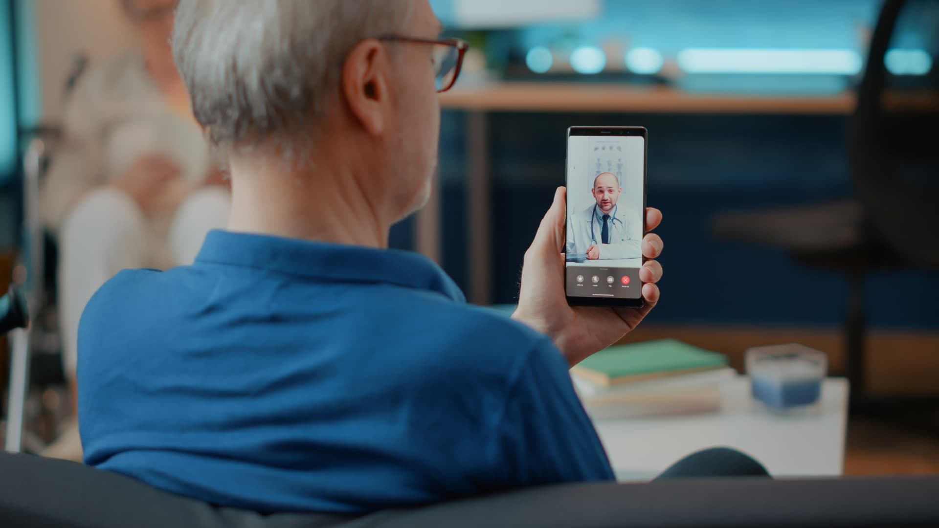 Patient bei einer mobilen Videosprechstunde